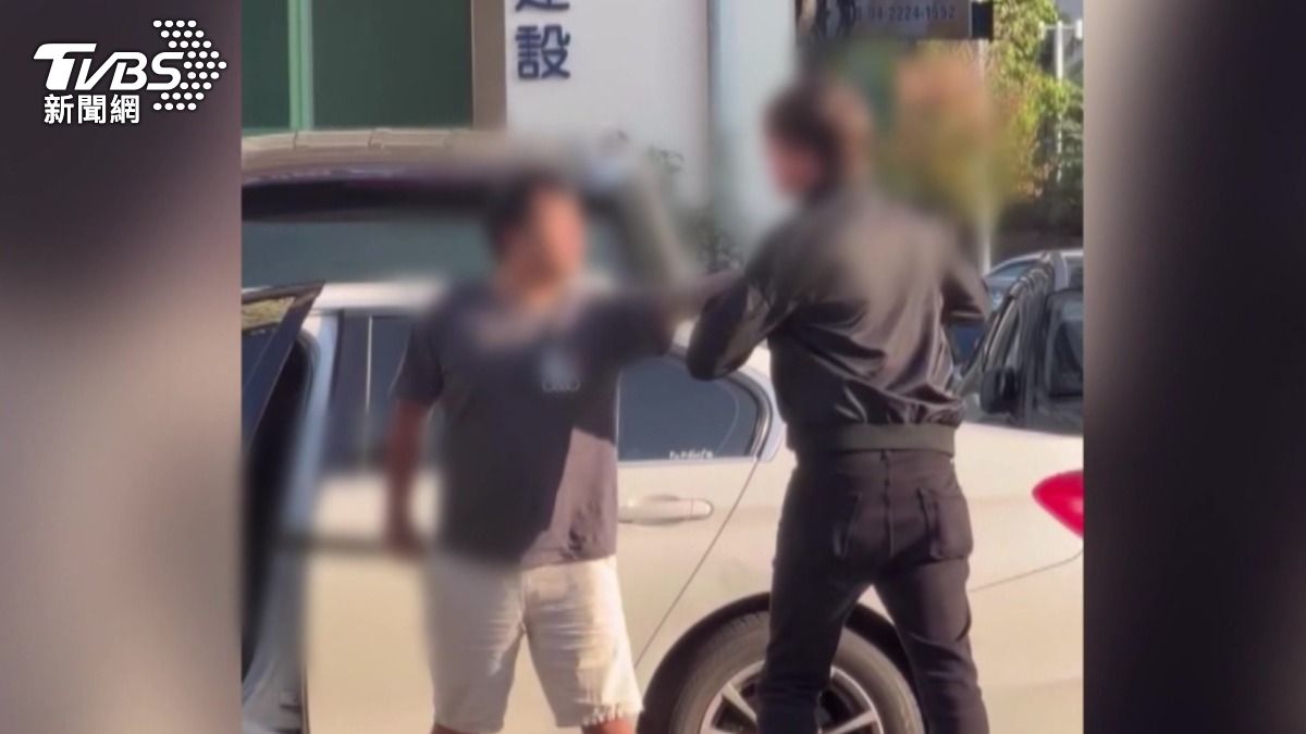 法院前開打!違停男當街持刀,嗆美籍男扯衣領。(圖/畫面翻攝自Threads @xilangtai)
