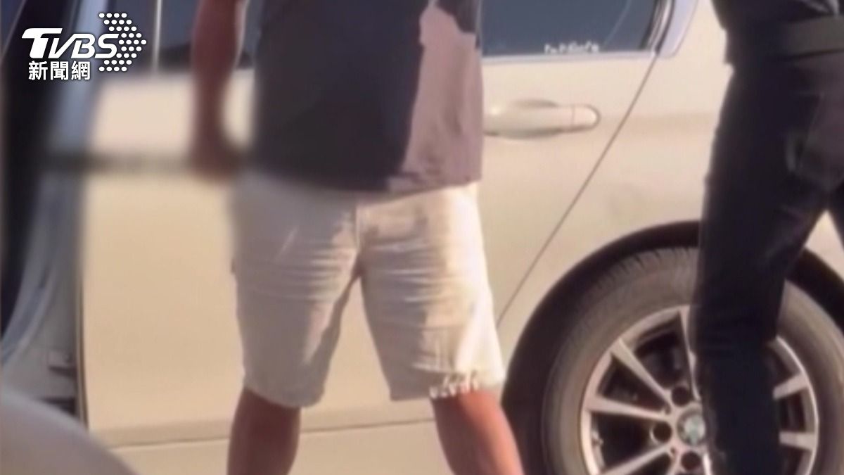 林男疑持刀械並拉扯對方衣領,警方獲報後依恐嚇罪將林男逮捕。(圖/畫面翻攝自Threads @xilangtai)