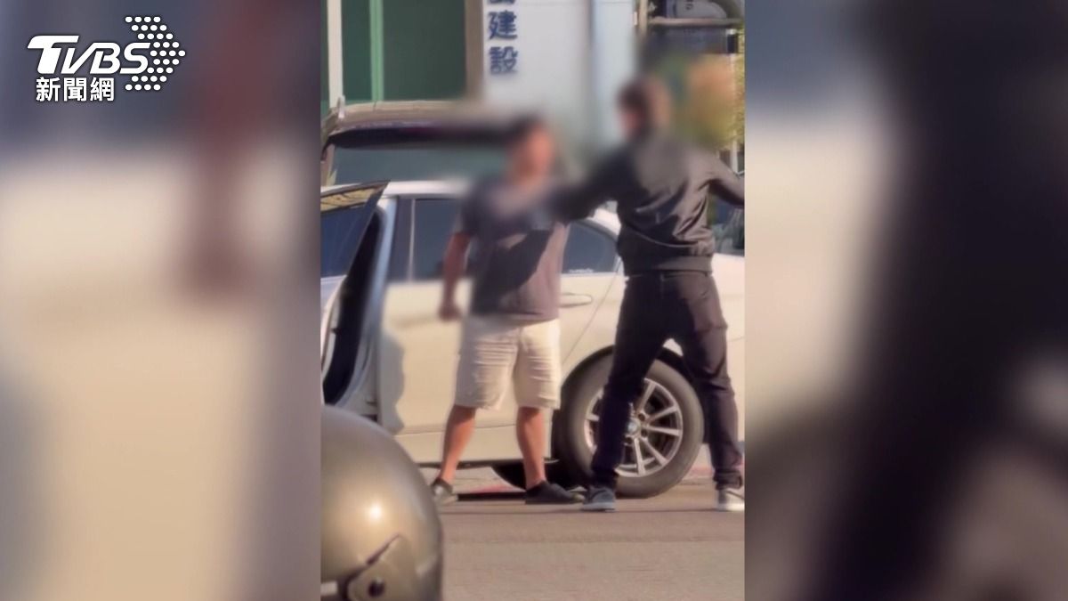 林姓男子將自小客車停放在行人穿越道上,此舉引起路過的黃姓行人不滿。(圖/畫面翻攝自Threads @xilangtai)