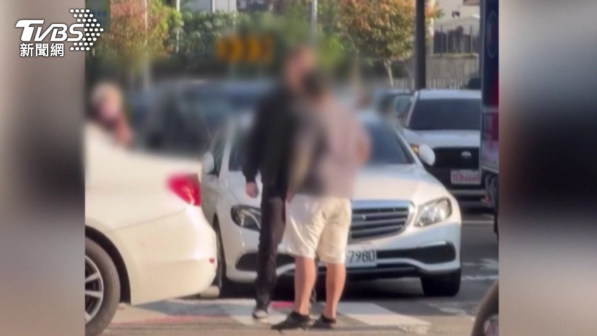 林男疑似手持刀械,並有拉扯黃男衣領等肢體動作,導致黃男心生恐懼。(圖/畫面翻攝自Threads @xilangtai)