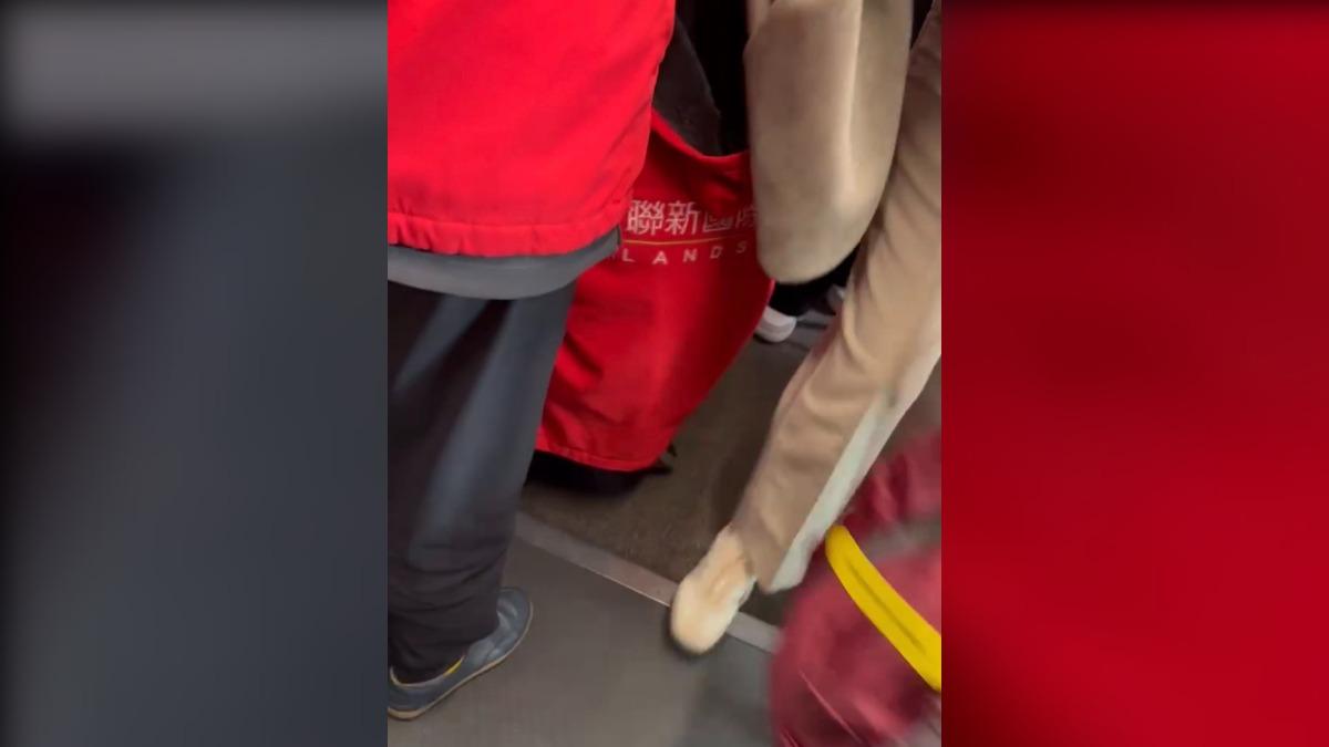 兩名護理師機上協助急救。（圖／TVBS）