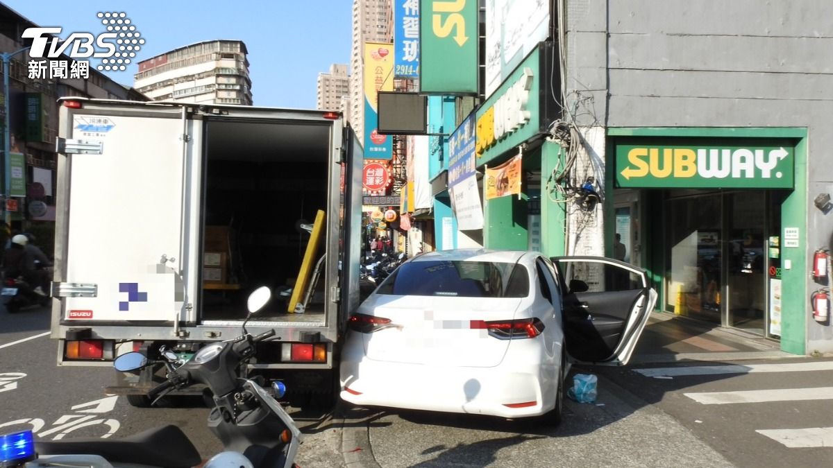 七張捷運站附近,一輛轎車自撞餐飲店,警方到場時駕駛不見蹤影。(圖/TVBS)