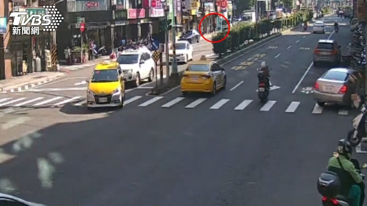 2名車手自撞路邊後,落荒而逃身影曝光,警方正在調查身分。(圖/TVBS)