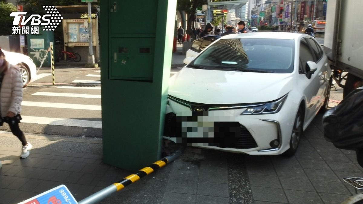 被害人遇到投資詐騙,13號下午相約在車上面交,結果爆發扭打。(圖/TBBS)
