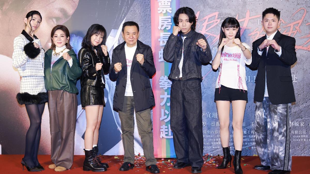 李千娜(左)、王彩樺、林怡婷、蔡振南、曾皓澤、黃惟、田翔元。(圖/華映提供)