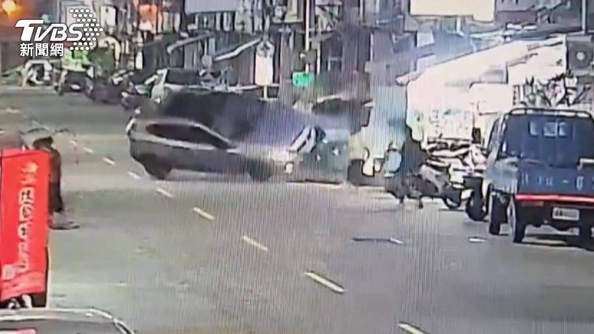 有片/高雄男毒駕逆向撞翻!車內驚見海洛因 驗唾液「4毒全中」