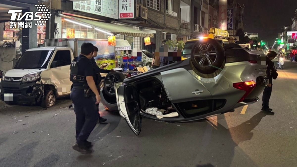 轎車撞上一旁貨車再衝向知名黑輪店後翻覆。(圖/TVBS)
