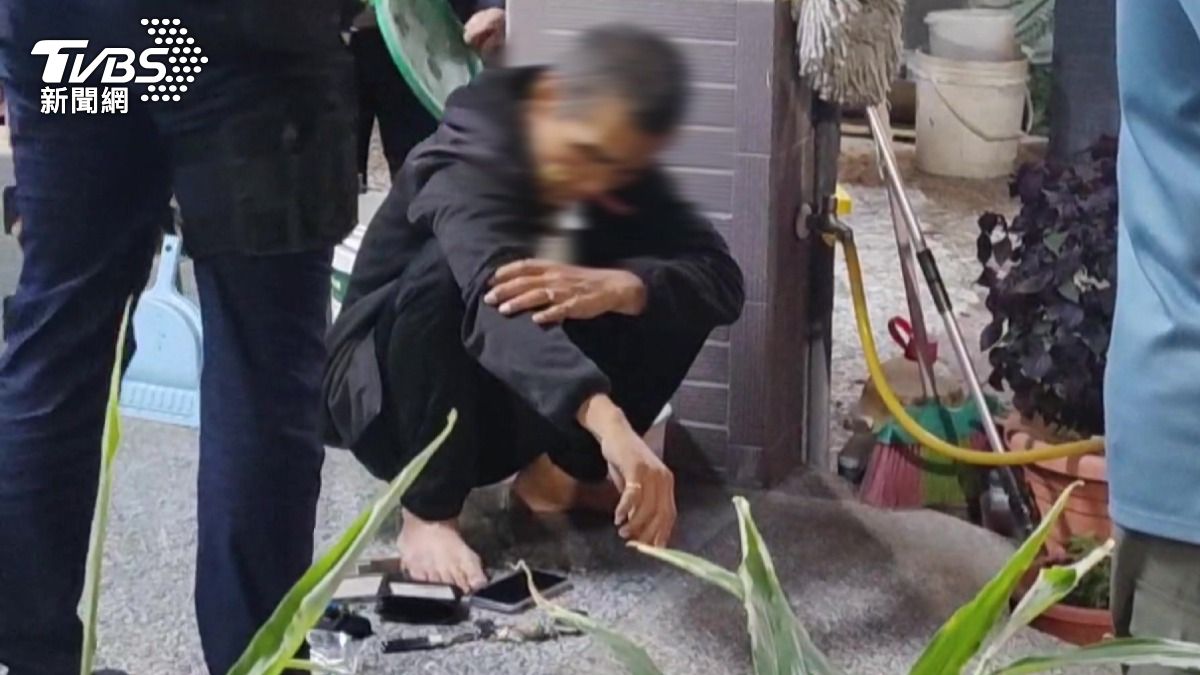 肇事男子後來自行爬出車外僅受輕傷。(圖/TVBS)