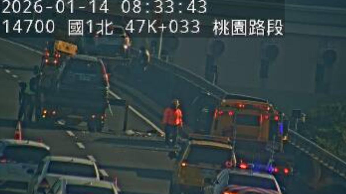 快訊/上班注意!國1連環追撞塞爆 小貨車側翻卡路中