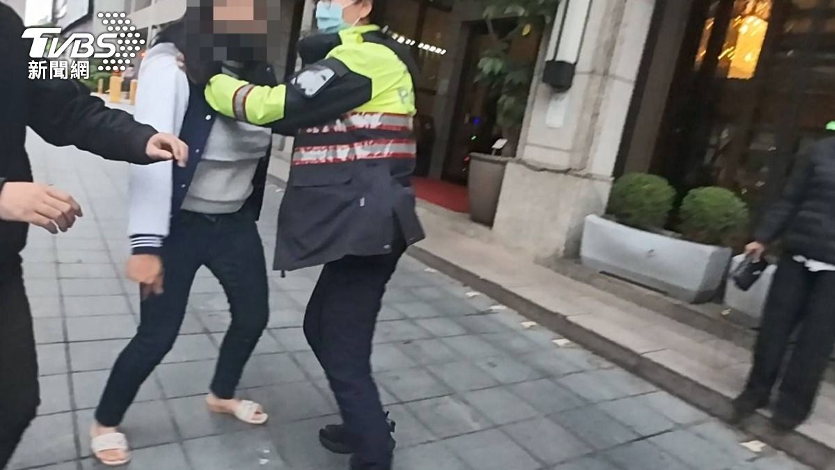 女子與男友爭吵完後被壓制。（圖／TVBS）