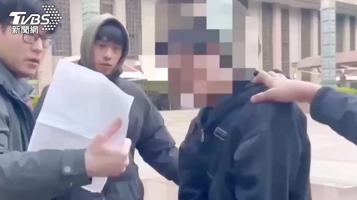 嫌犯在北車外遭警方逮捕。(圖/TVBS)