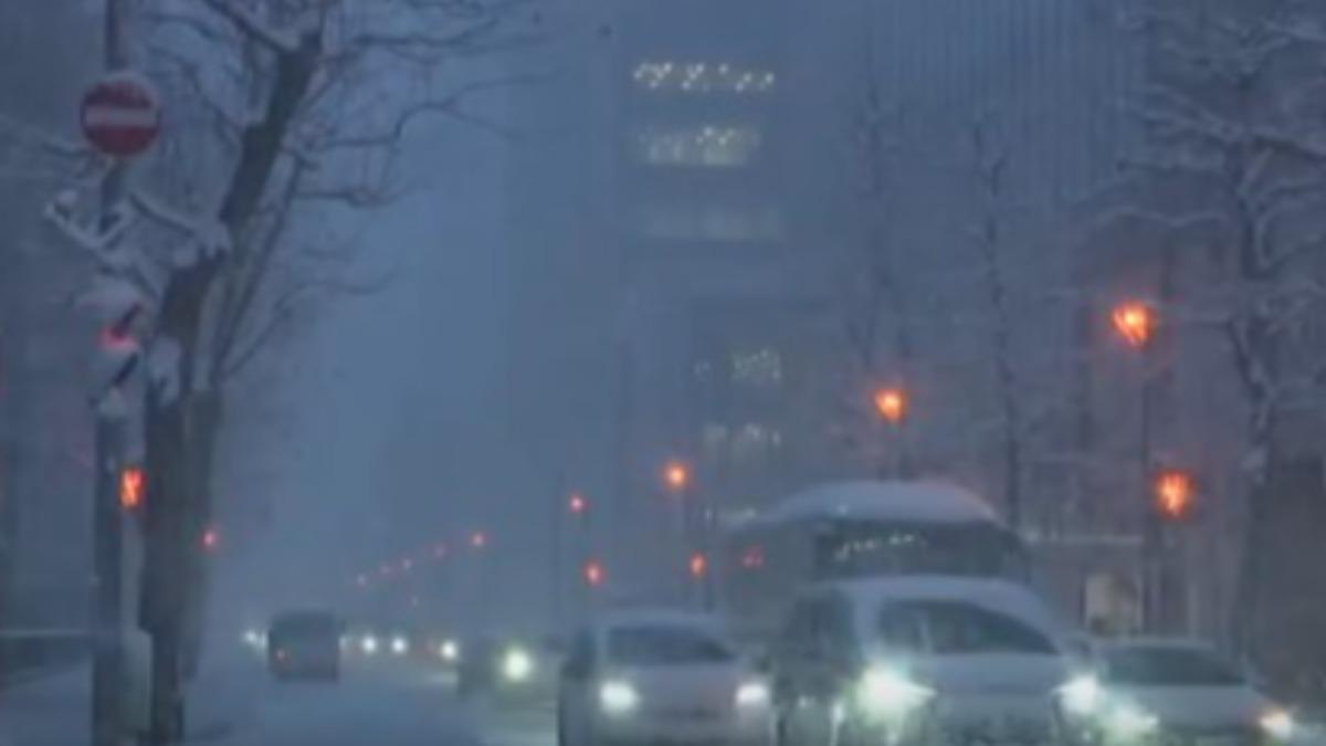 暴風雪襲擊札幌市區,市區交通嚴重受阻。(圖/翻攝 TBS News)