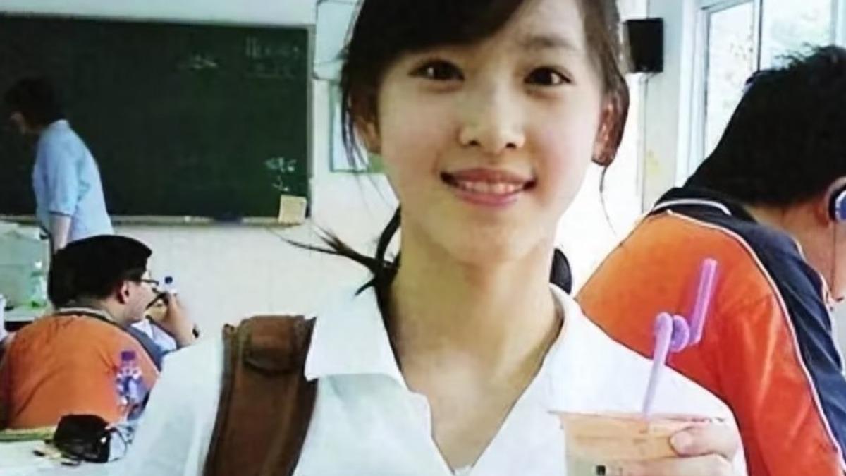 章澤天因一張穿制服手拿奶茶的美照在網路爆紅。(圖/翻攝自小紅書)
