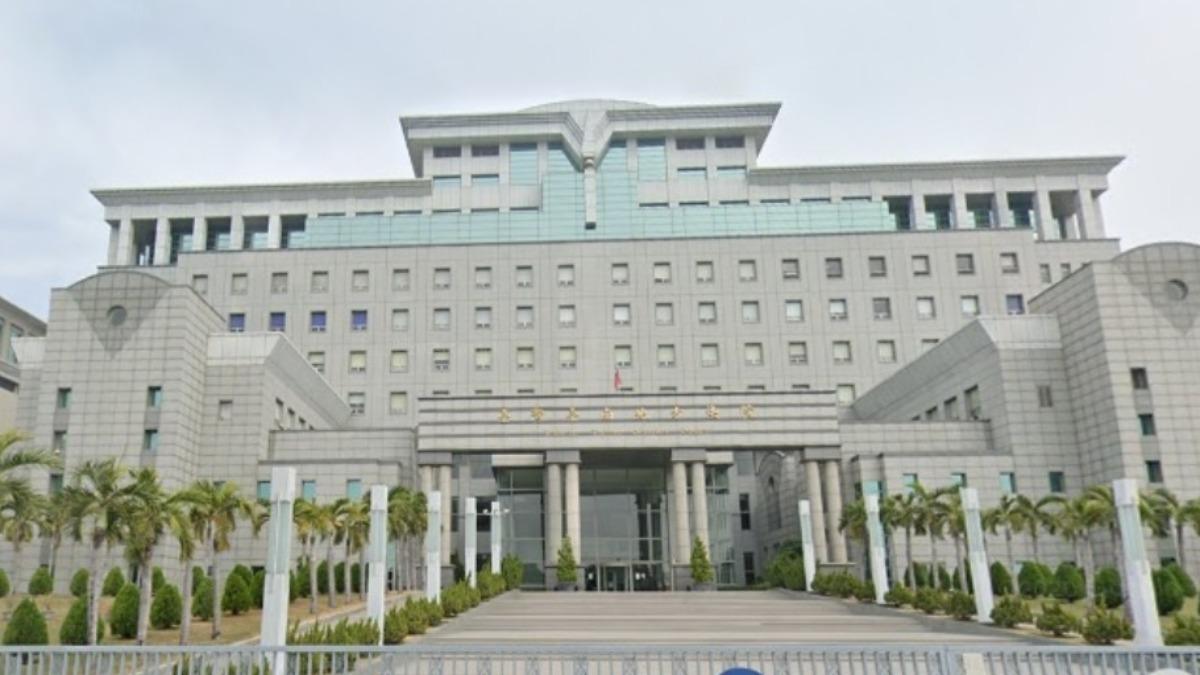 越南男校園搭訕遭拒不讓女子走 男大生解圍遭威脅:拿刀砍你