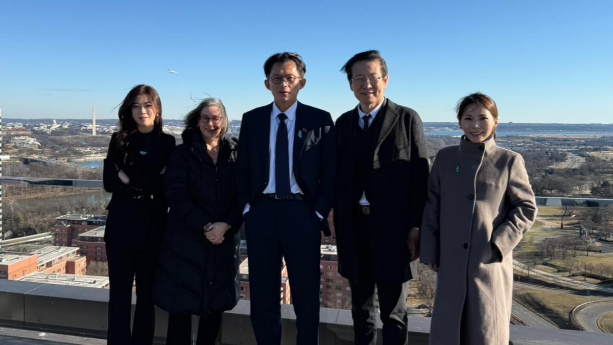 民眾黨主席黃國昌率團訪美,並與AIT執行理事藍鶯(Ingrid Larson)合影。(圖/民眾黨提供)