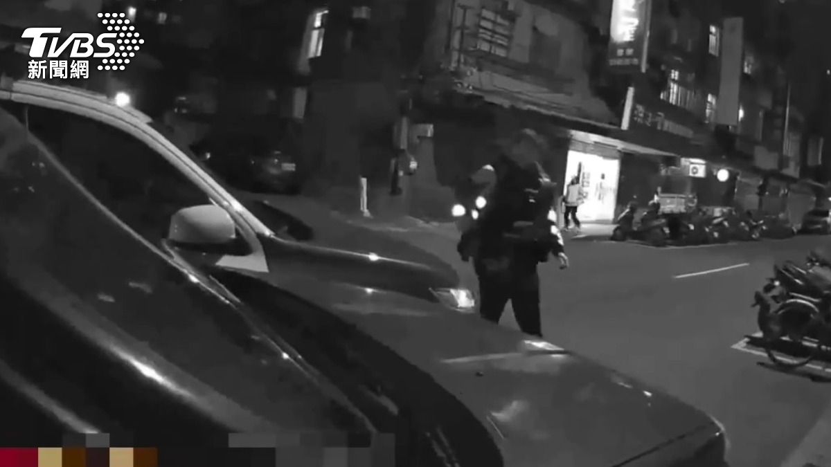 警方攔查遭侵占車輛。（圖／TVBS）