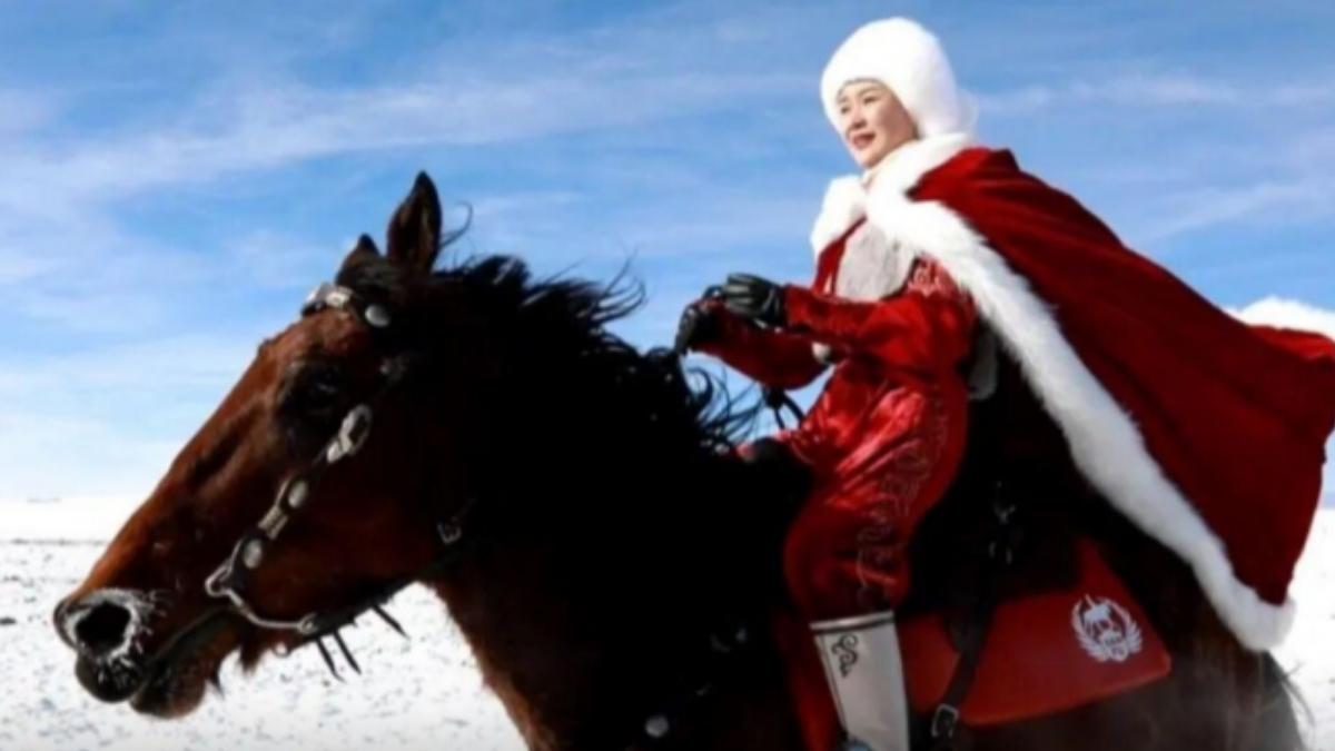 前新疆網紅副縣長傳墜馬傷勢不明 曾在雪原策馬推廣旅遊爆紅