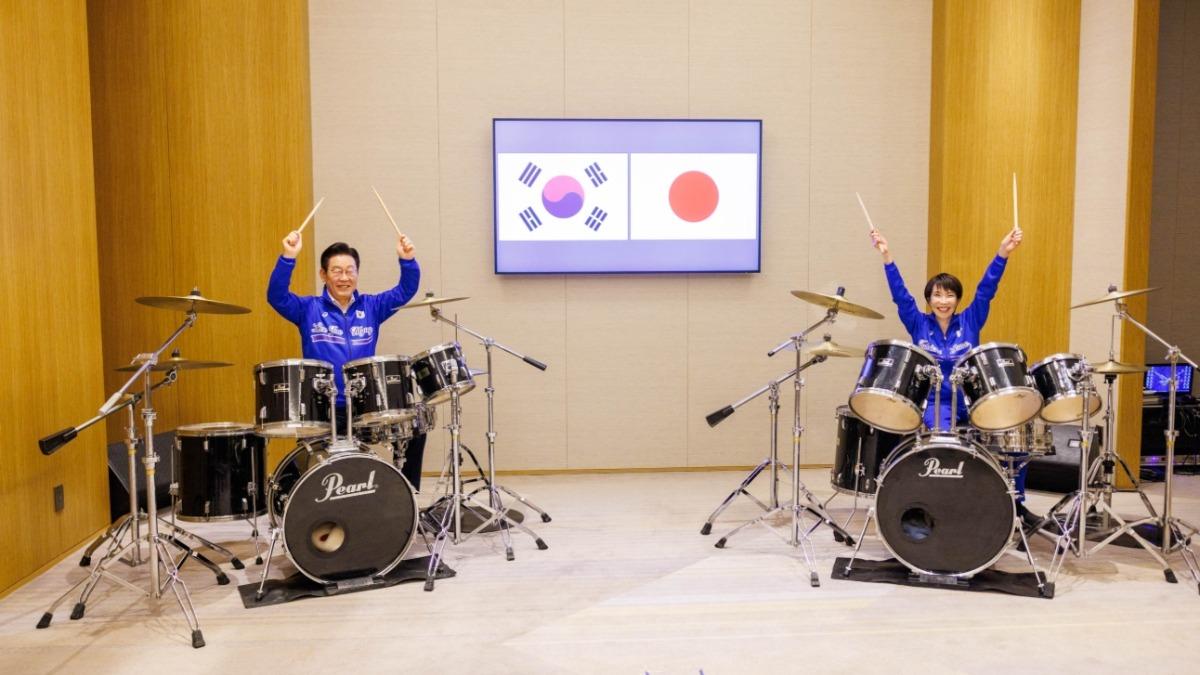 日本首相高市早苗與南韓總統李在明結束雙邊會談後一起打鼓。(圖/翻攝X @takaichi_sanae)