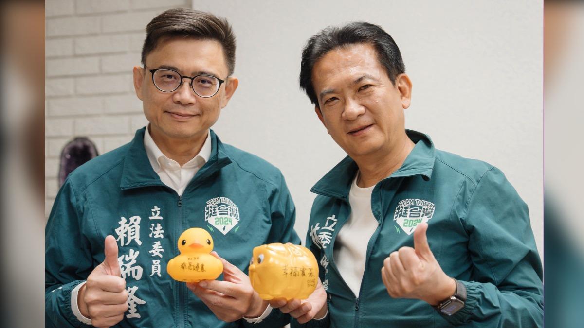 「憲妃大戰」初選民調今晚登場,賴瑞隆陪同林俊憲車掃,兩人互贈信物。(圖/林俊憲辦公室提供)