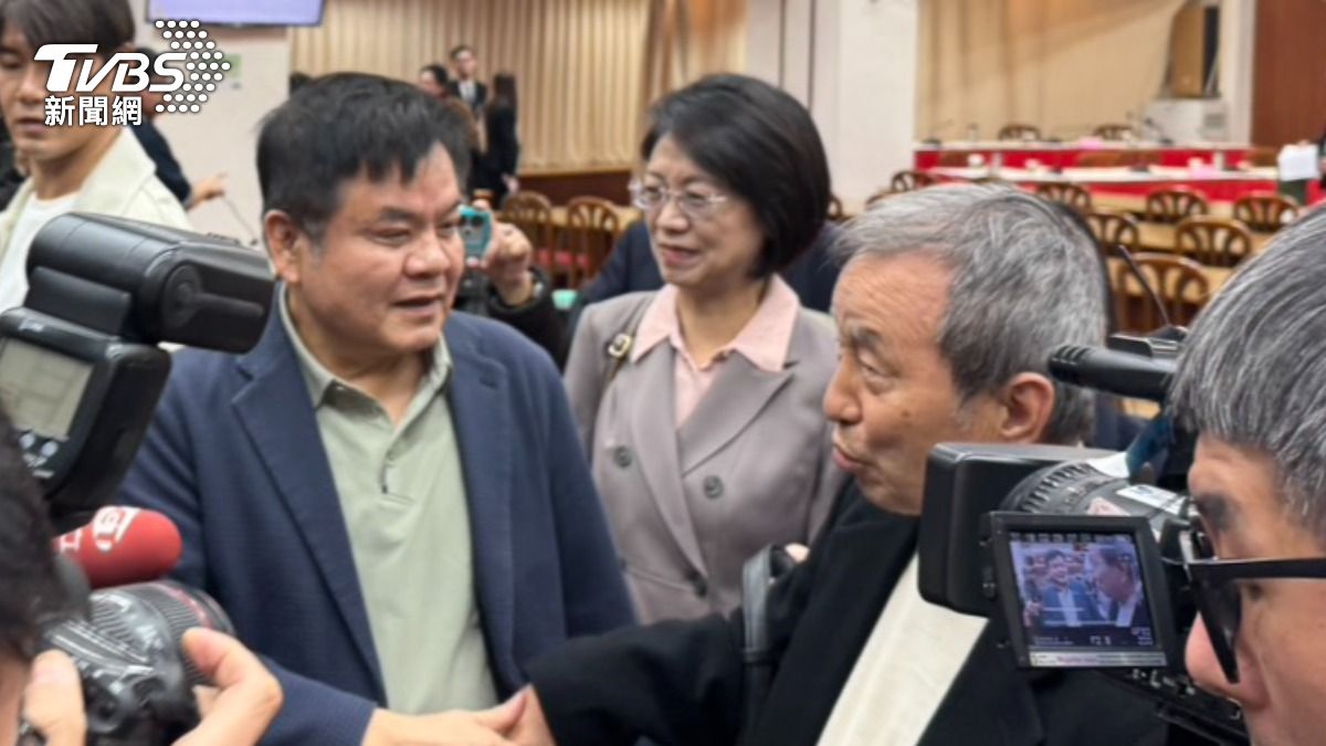 民進黨立委莊瑞雄與學者林騰鷂握手。(圖/陳怡潔攝)