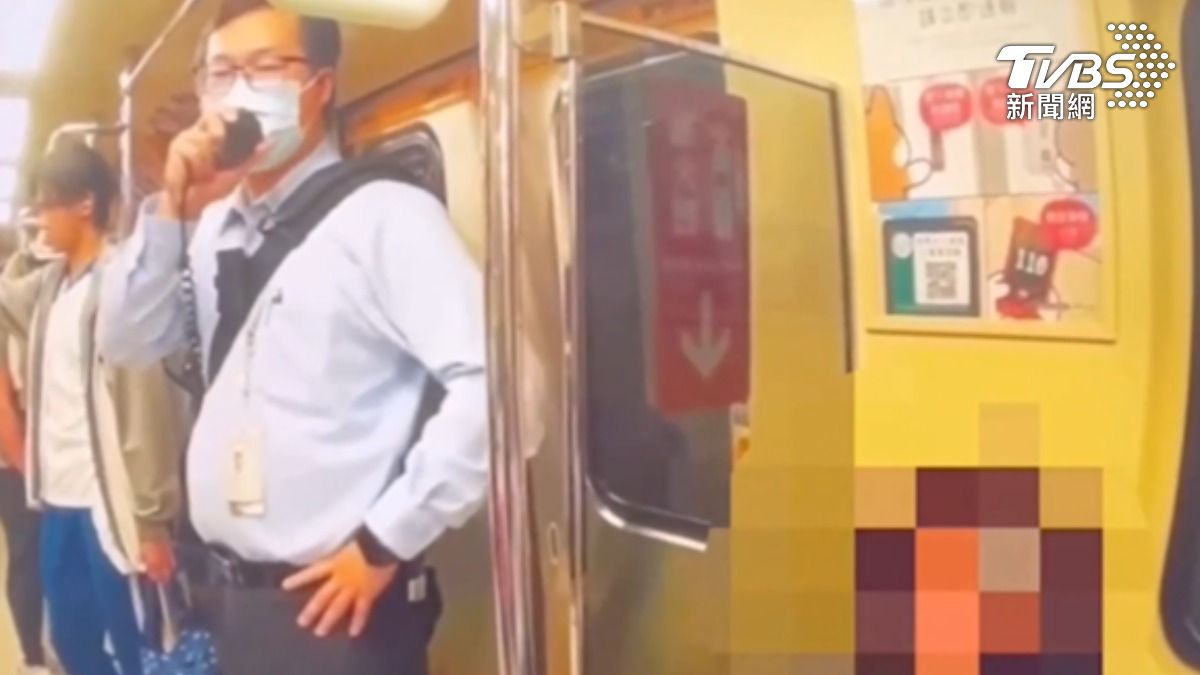 爆粗口又捶車門,女拿打火機遭勸阻,大鬧北捷。(圖/TVBS)