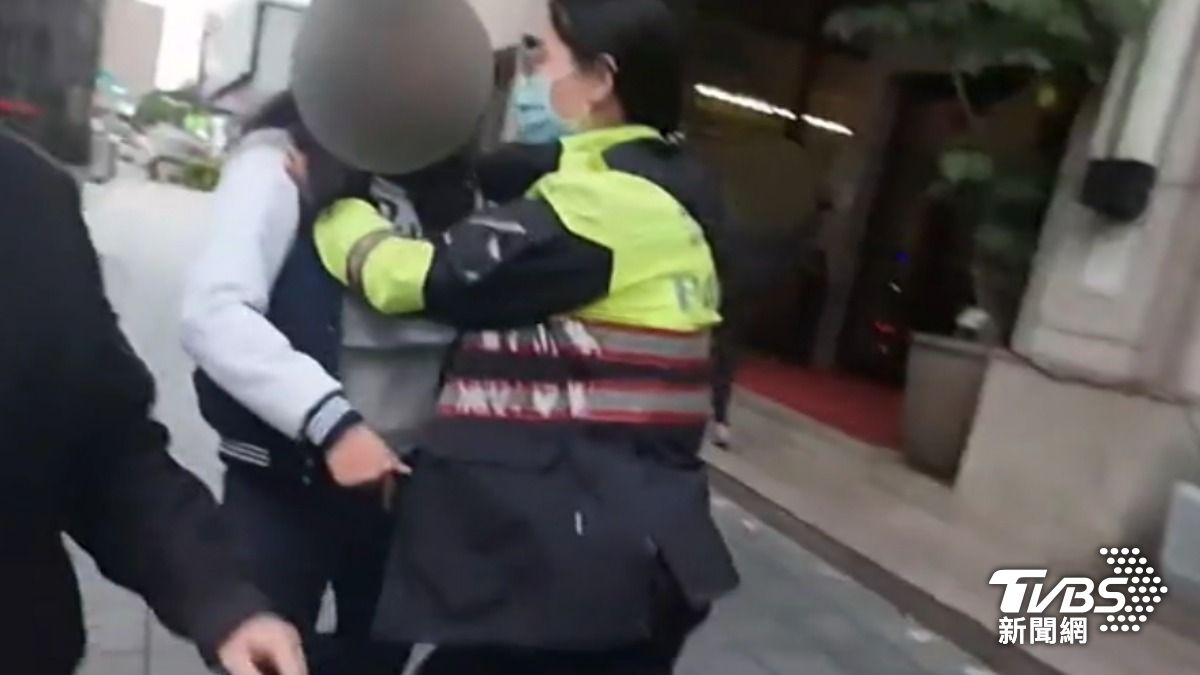 疑感情糾紛，竟朝小六生出氣勒脖，警到場仍情緒激動。（圖／TVBS）