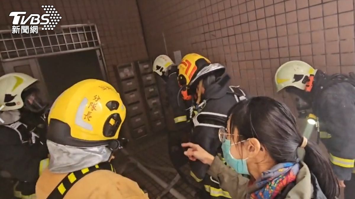 宜蘭一處民宅發生火警，現場冒出濃煙。（圖／TVBS）