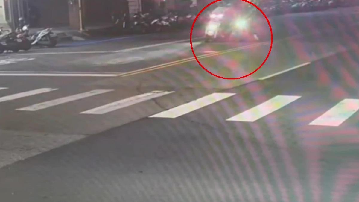 男蛇行超車,對方按喇叭,雙方當街爆衝突。(圖/民眾提供)