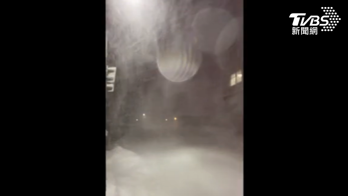 北海道暴雪,走路上像雪中洗澡。(圖片來源/cooper_1431_)