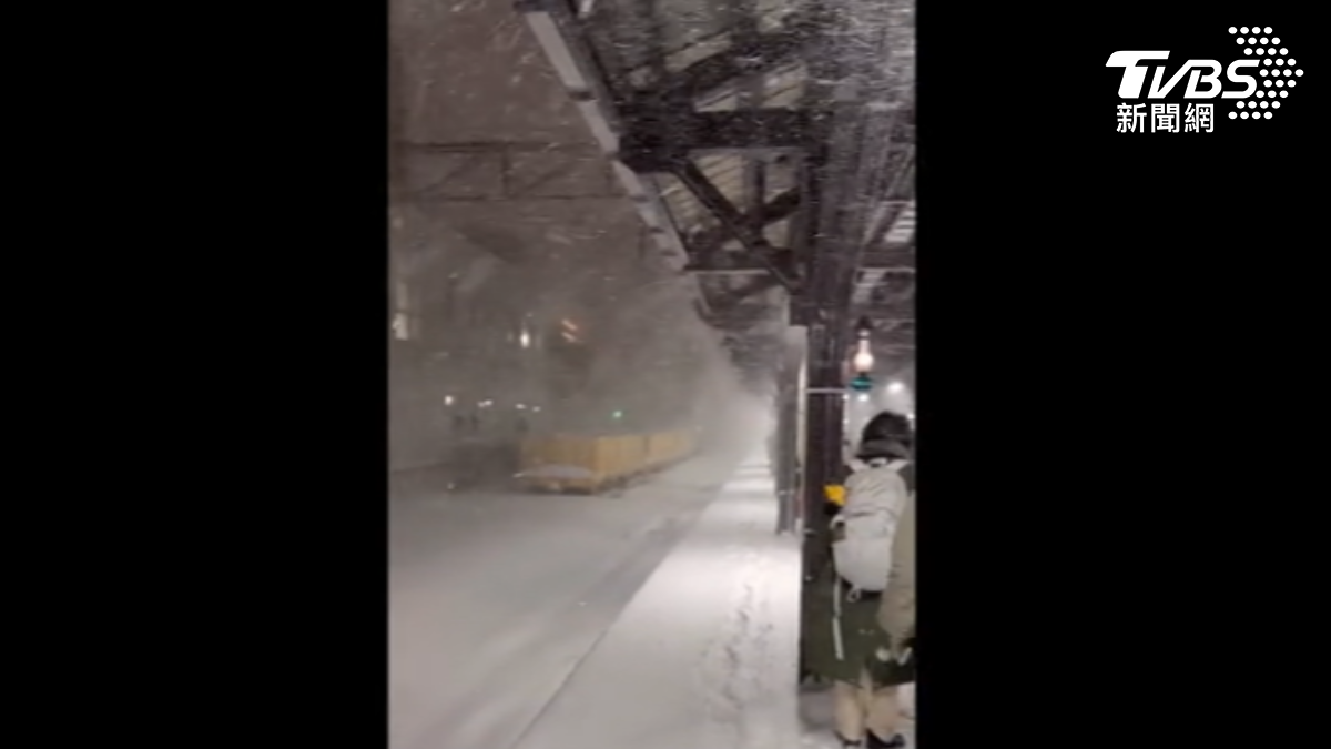 大雪狂下,札幌車站大亂,往小樽車延逾1小時。(圖片來源/cooper_1431_)