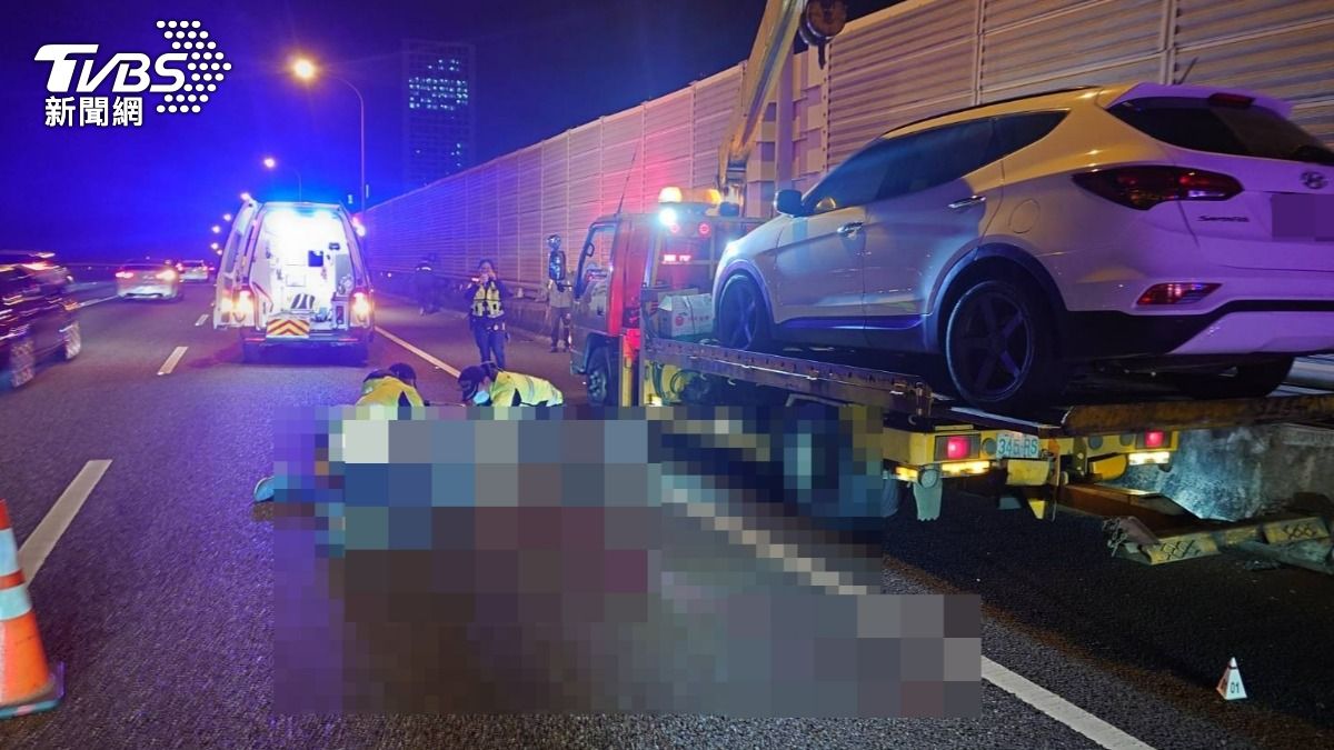 拋錨車駕駛下車遭到來車追撞，警消到場救援。（圖／TVBS）