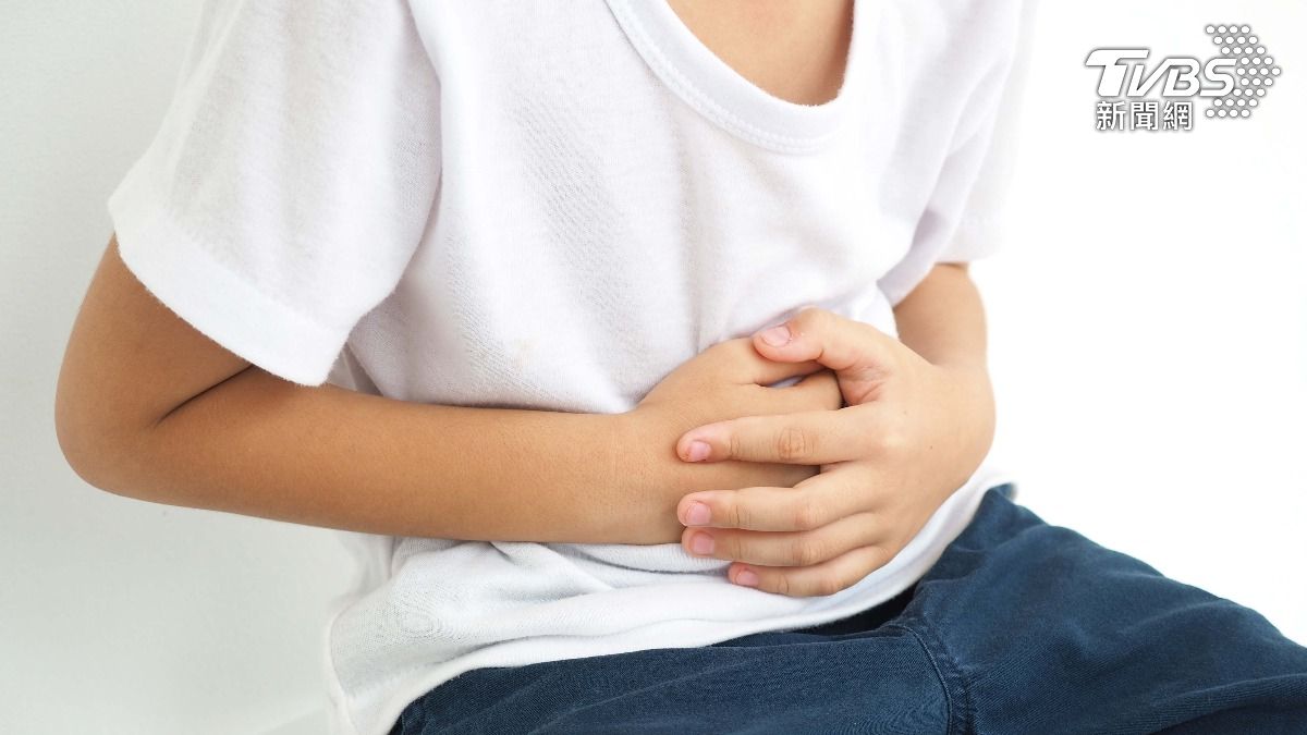 以為腸胃炎!國中男「腹痛狂抖」 醫多問1句驚:睪丸險不保