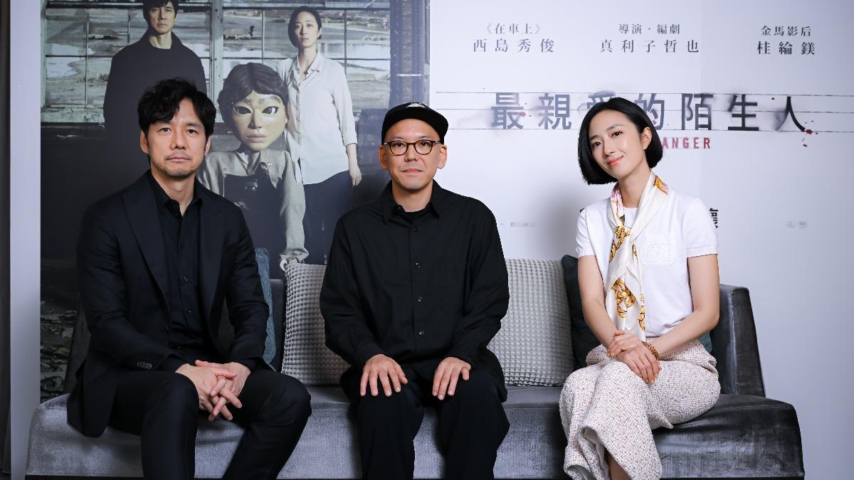 西島秀俊日前與導演真利子哲也、金馬影后桂綸鎂合體受訪。(圖/甲上提供)