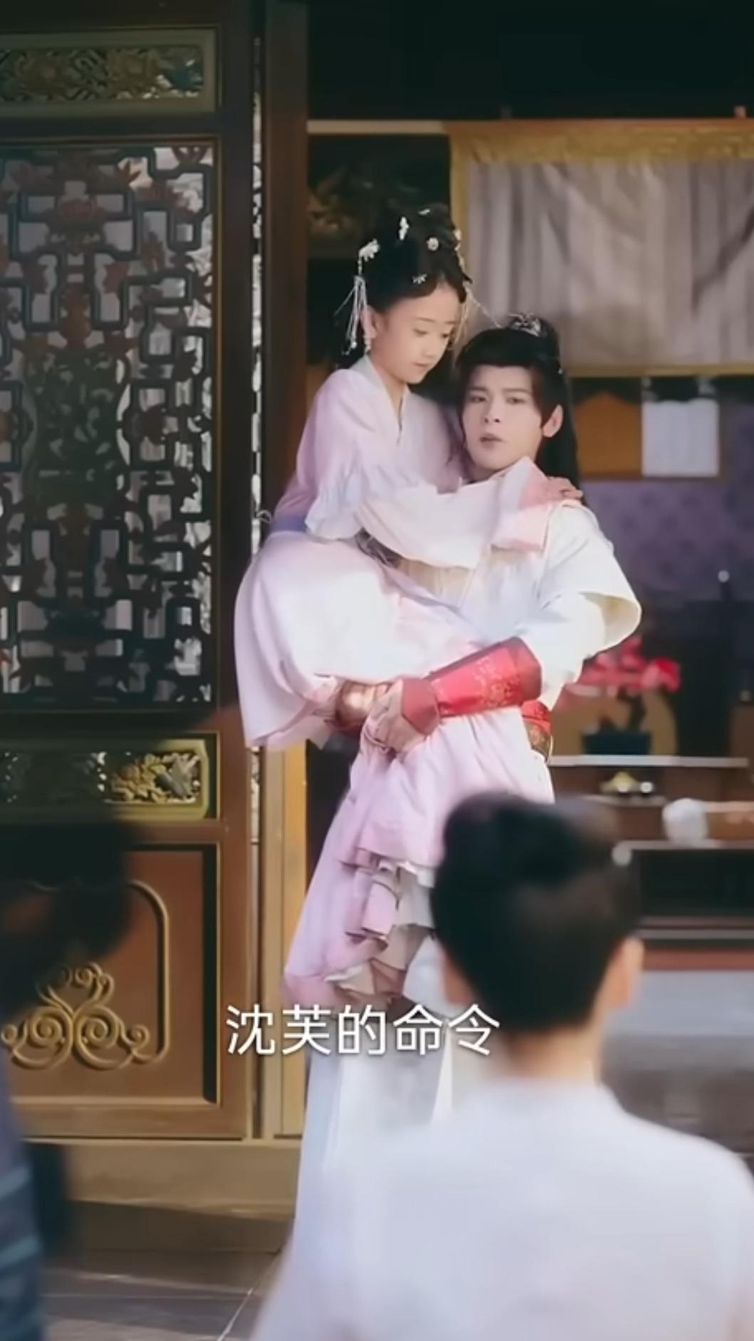 劇中有許多男主將女主像孩子般抱起的畫面。(圖/翻攝自微博)