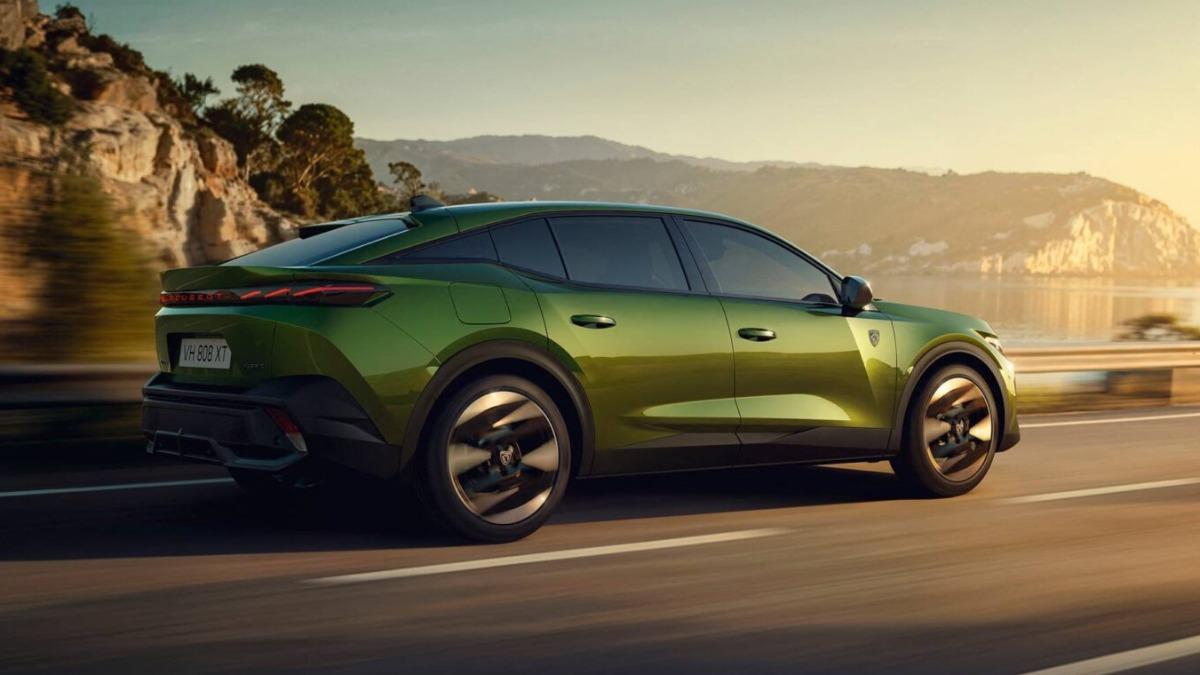 小改款的Peugeot 408，動力編成維持Hybrid、Plug-in Hybrid與純電E-408三種選擇。（圖 Peugeot）