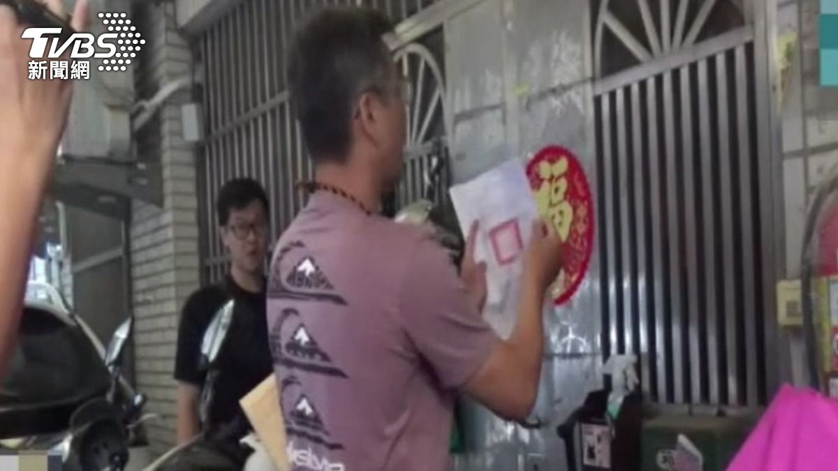 警方前往吳男位三重住處將其拘提到案。(圖/TVBS)