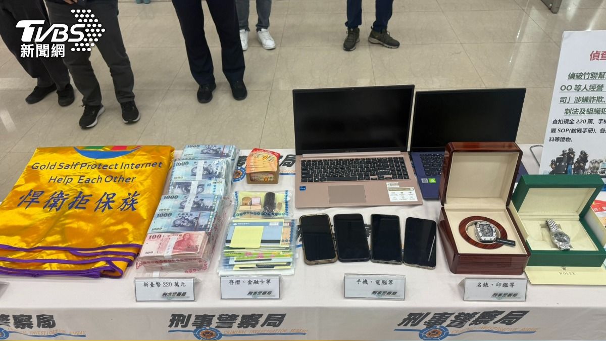 警方於詐團據點查扣相關證物。(圖/沈建邦攝)