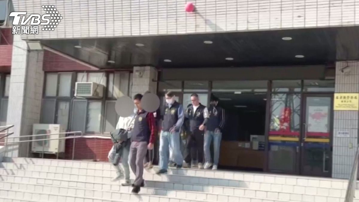 改裝車閃紅光狂飆！飆車族「私自封路」競速　警循線逮4人送辦。(圖／警方提供)