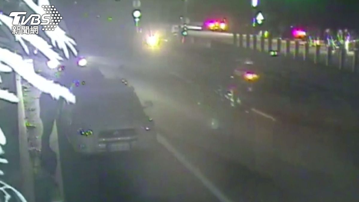 機車的頭燈甚至被改裝成閃爍紅光，行徑相當囂張。(圖／警方提供)