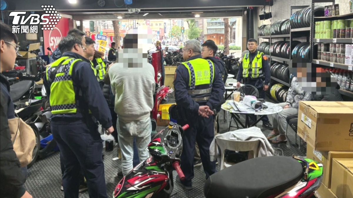 警方發現這些人來自台中3間改裝車行，他們以貨車載運改裝機車，跨縣市前往苗栗進行競速活動。(圖／警方提供)