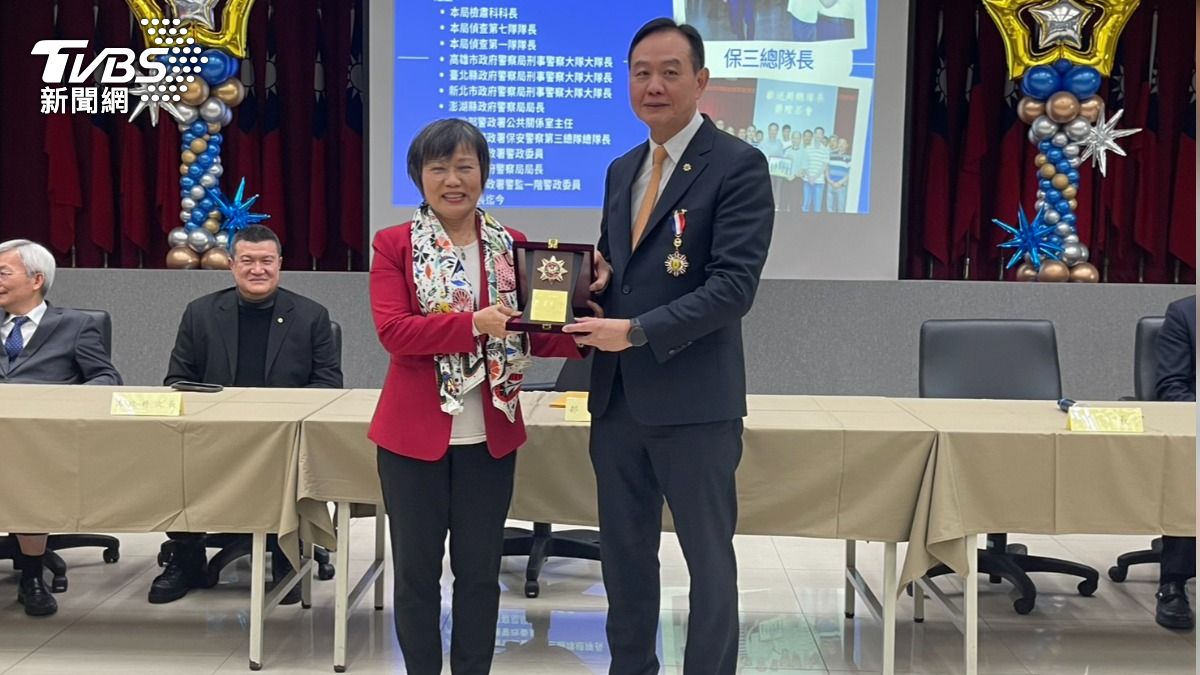 逮捕6554名詐騙犯！刑事局長周幼偉明榮退　內政部長親頒獎章