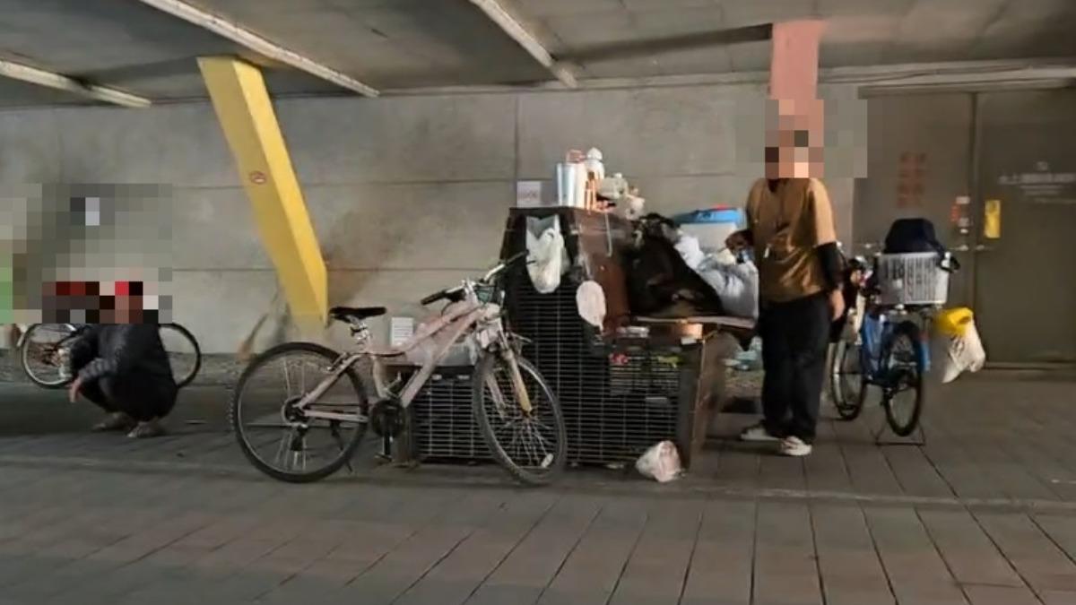 街友家當堆滿休息座椅區。（圖／民眾提供）