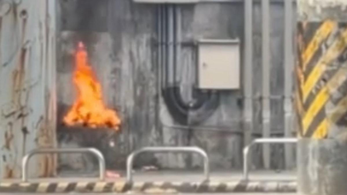 不敵寒冬縱火取暖！男街友基隆車站橋下燒雜物　驚險畫面曝光