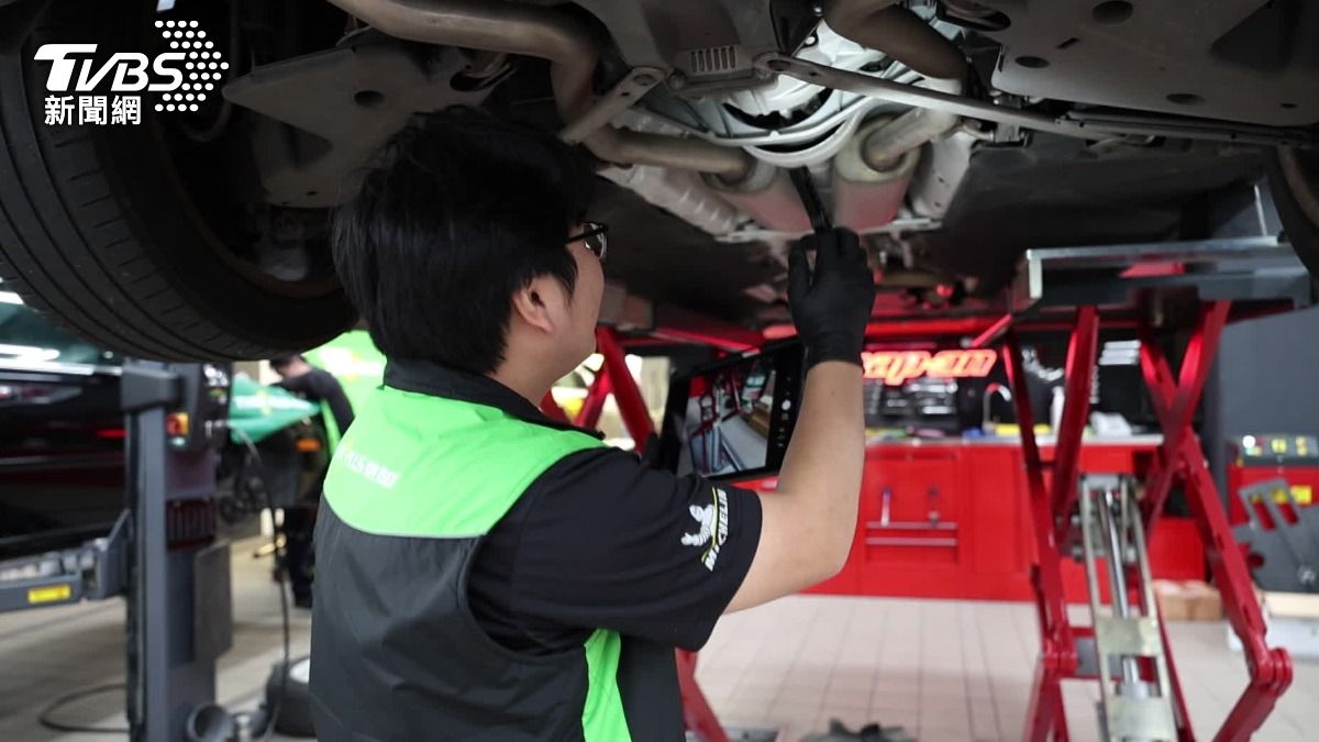 汽車保養廠業者也開始推行無紙化，減少垃圾量與成本。（圖／TVBS）