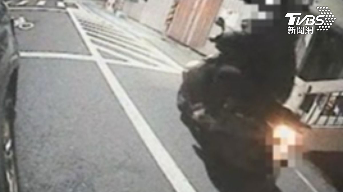 男子急攔巡邏車。（圖／TVBS）