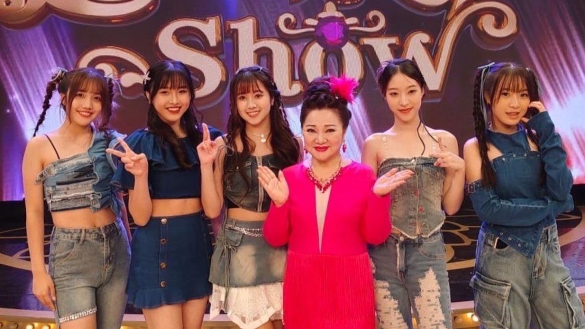 白冰冰化身媽媽桑!要求旗下女團「搖大力一點」 成員竟是學霸