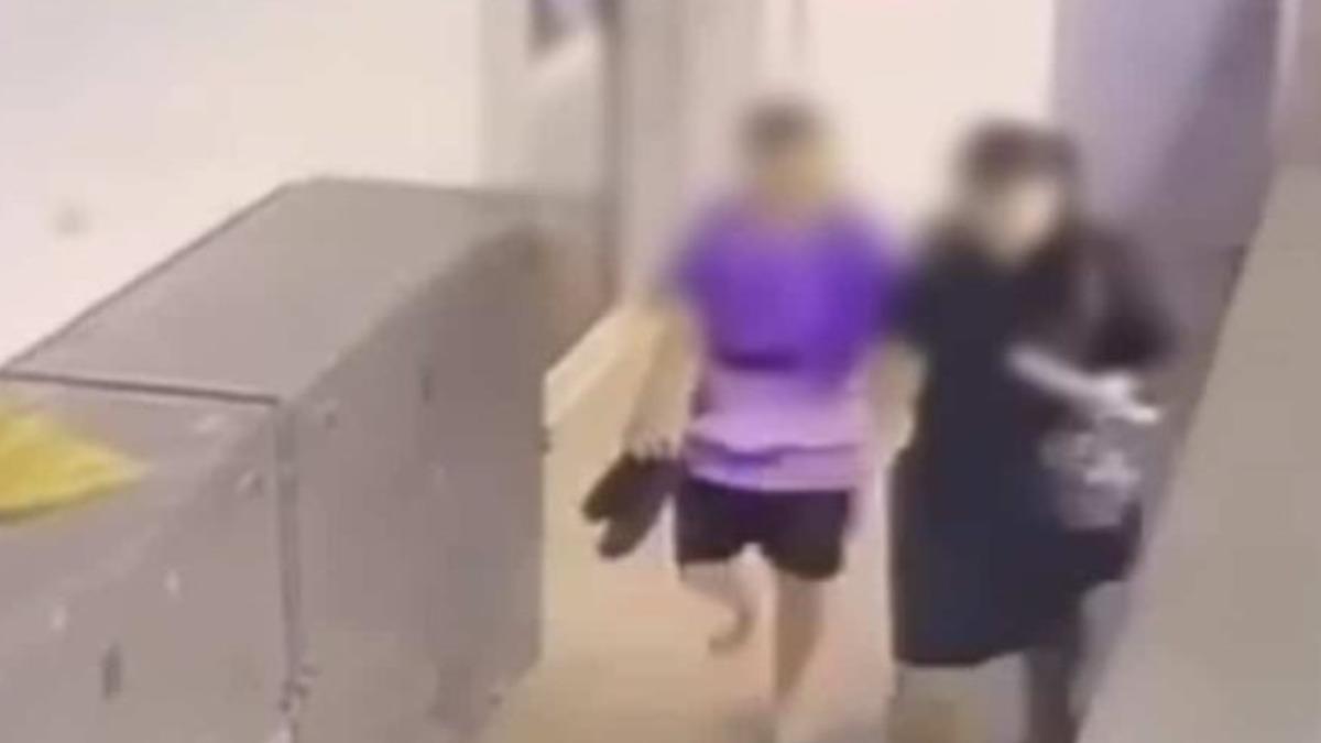 監視器畫面顯示，少年由女教師陪同離開教室時，腿部明顯有傷，行走困難。（圖／翻攝 Fb @ดร.แก้วช่วยได้）