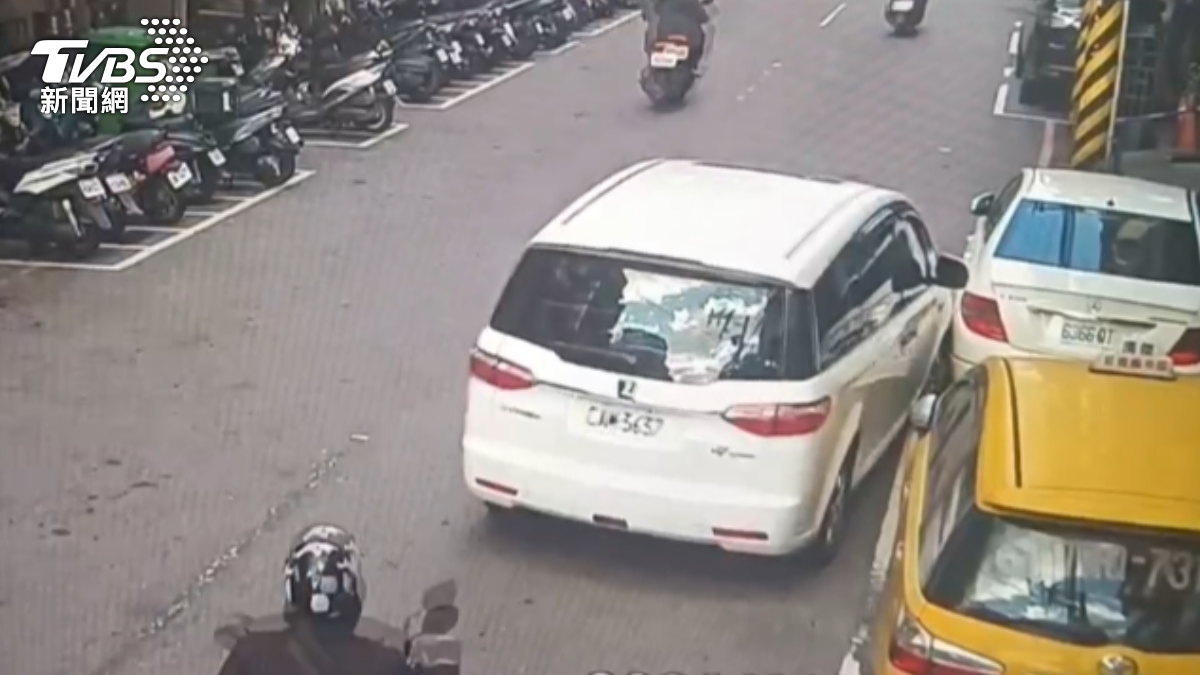 基隆毒駕撞路邊賓士!警方搜出喪屍菸彈 駕駛上銬帶回