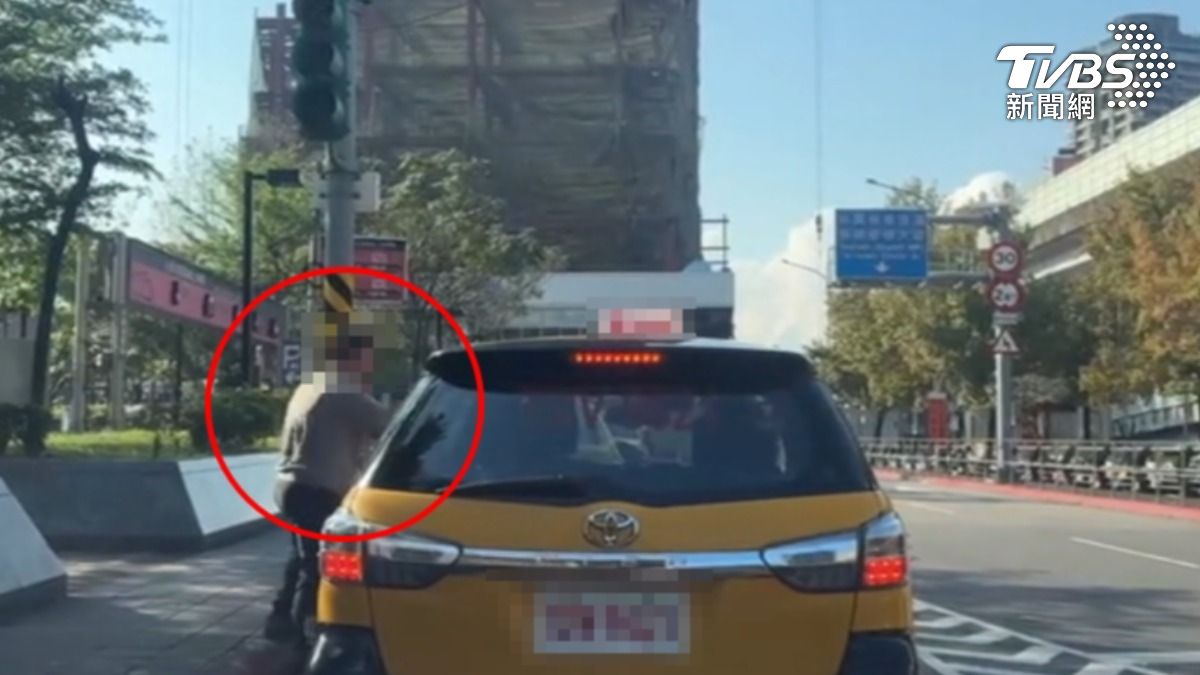 排班小黃違規排隊擋左轉車道，不滿被勸下車飆罵。（圖／TVBS）