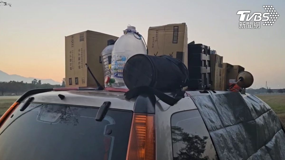 車頂上還堆著紙箱和好幾罐礦泉水,甚至架設自製天線。(圖/TVBS)